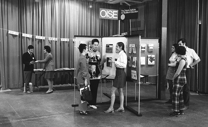 People standing by partition walls and talking - Archive photo.