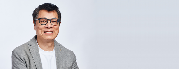 Professor Kang Lee is smiling at the camera
